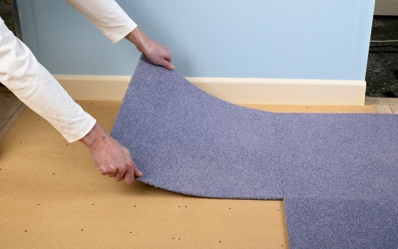 Laying purple carpet tile corner